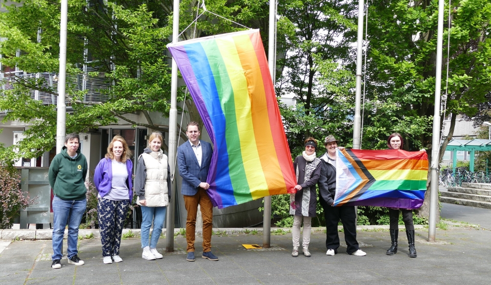 Auch in diesem Jahr zeigen Erster Stadtrat Jörg Scheidel und Gleichstellungsbeauftragte Maria Lauxen-Ulbrich (beide Mitte) wieder Flagge für sexuelle Vielfalt.