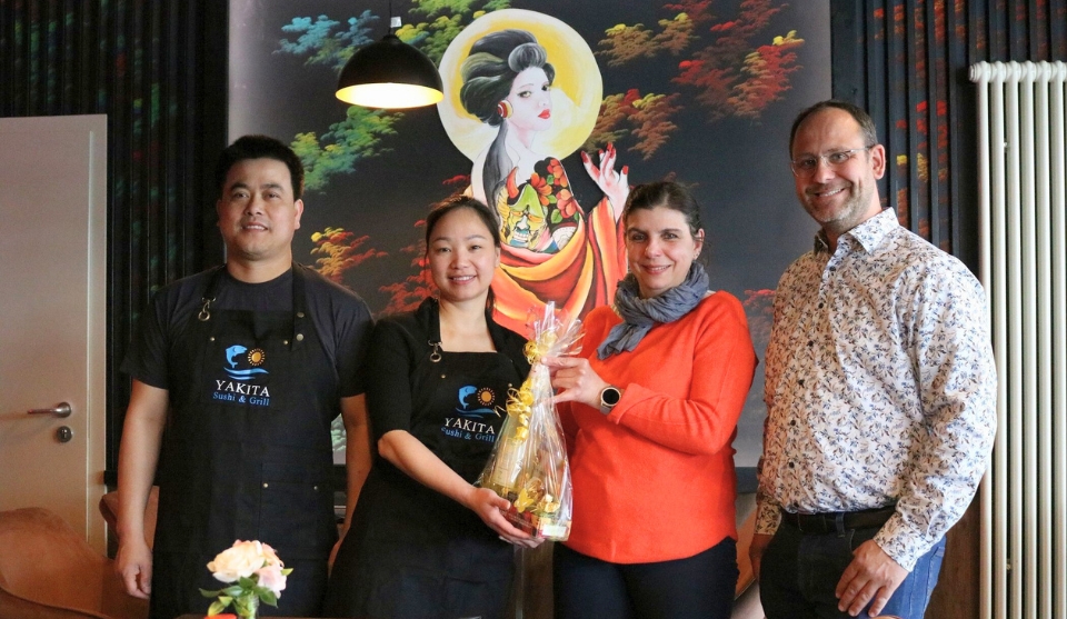 V.r.: Alexander Schwarz und Alexandra Thomas gratulierten Tran Thanh Binh und Nhung Doan zur Eröffnung ihres Asia-Restaurants.