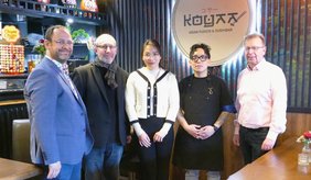 Personengruppe stehend