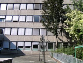 Blick auf Fassade mit undichten Fenstern Blick auf Fassade mit undichten Fenstern