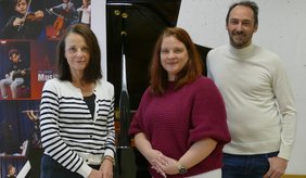 Drei Personen stehend