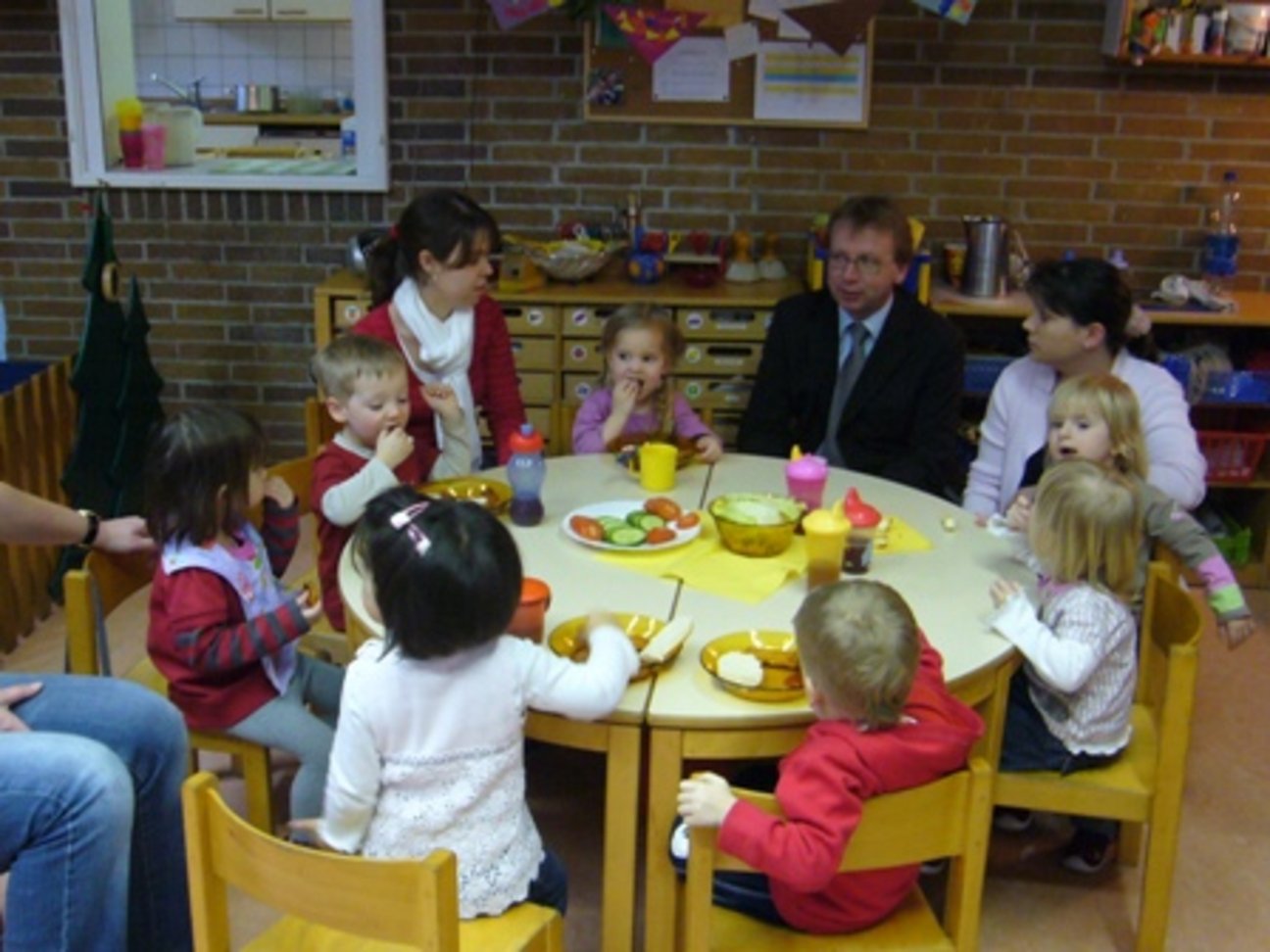 Bild: Kita Pirmasenserstraße Kinder sitzen am runden Kindertisch und frühstücken