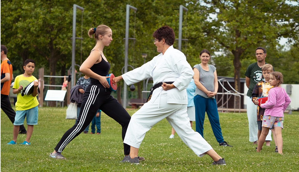 Egal ob bei Karate, Hula Hoop, Kundalini Yoga oder den Kids: Das kostenlose Sportangebot erfreute sich großer Beliebtheit und wurde von vielen Sportbegeisterten rege genutzt. ©Daniel Balzer