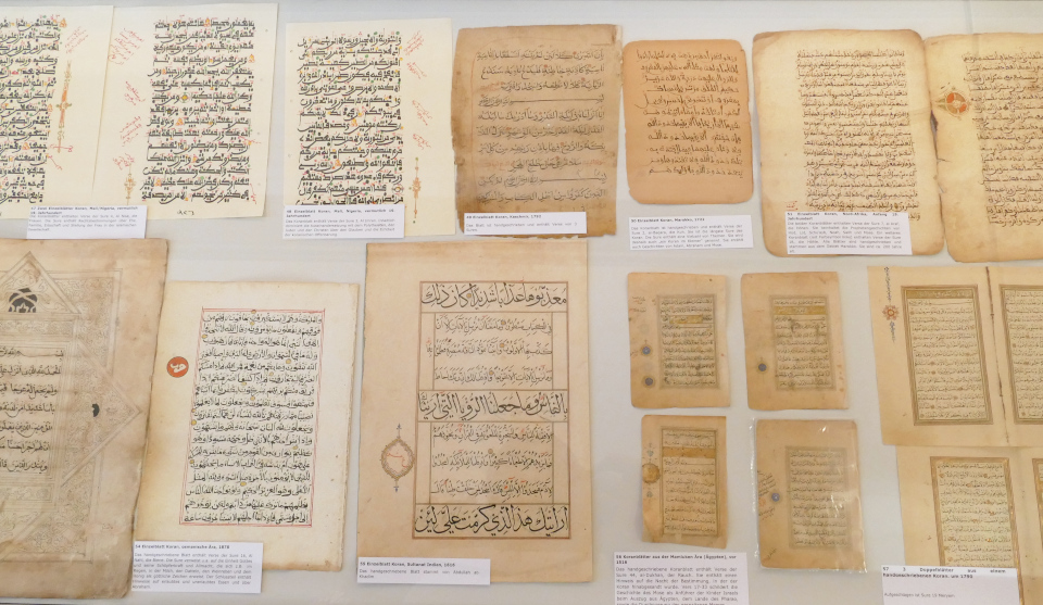 Ausstellungsvitrinen mit Koranen, Teilkoranen und Einzelblättern