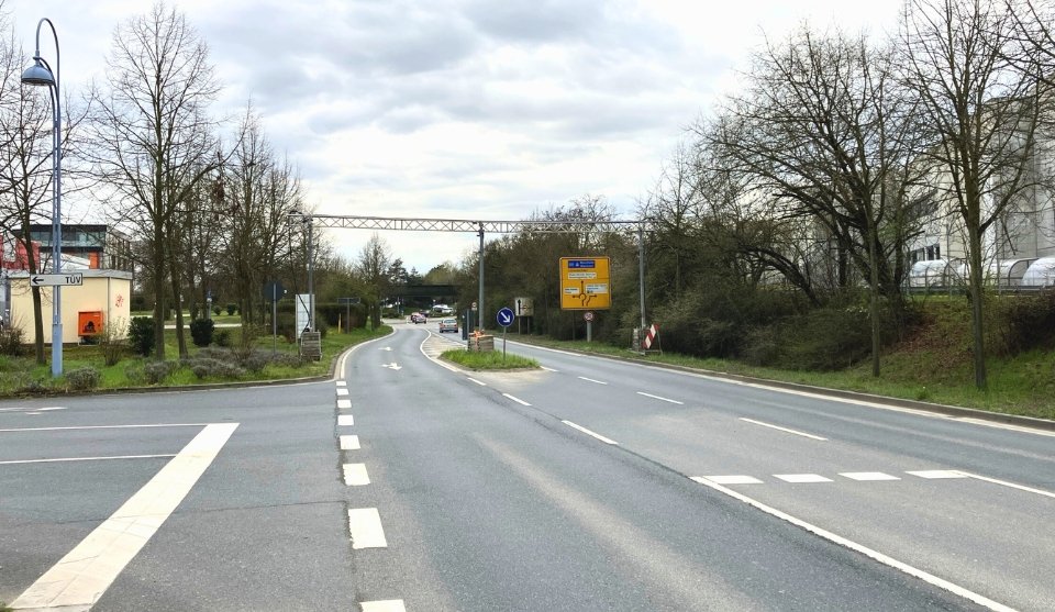 Straße mit Traverse