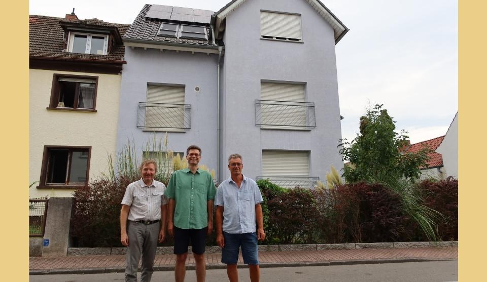 Randolph Gaa, Peter Holzschuh und Philipp Granzow vor einem Haus mit einer Photovoltaikanlage auf dem Dach. 
