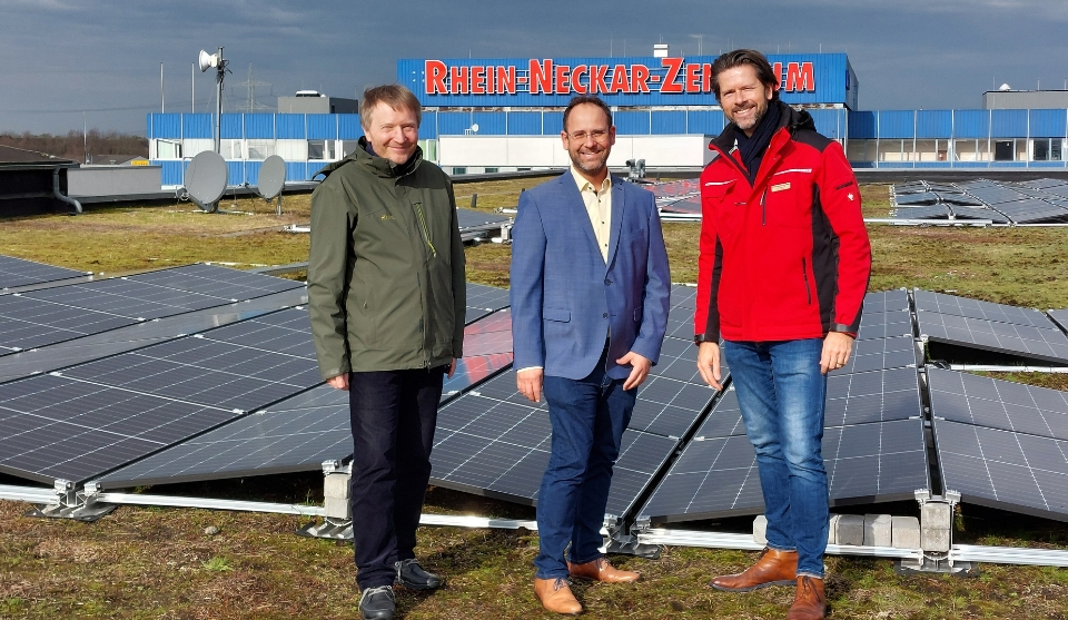 Philipp Granzow vom Brundtlandbüro, Wirtschaftsförderer Alexander Schwarz und Centermanager Dani Marquardt vor der neuen Photovoltaikanlage auf dem Dach des RNZ.