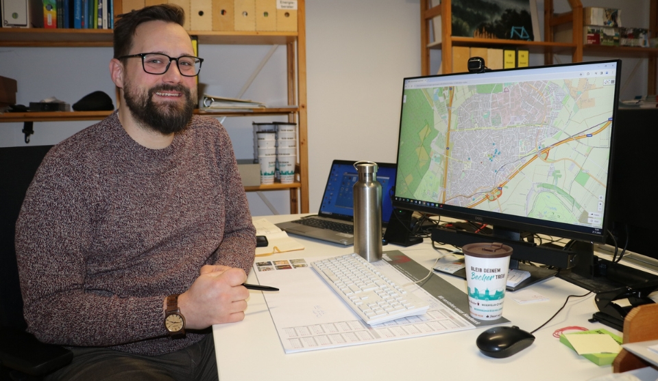 René Schärling zeigt an der interaktiven Deutschlandkarte auf www.refill-deutschland.de alle Orte inklusive Standorte der einzelnen „Refill-Stationen“ und Trinkbrunnen.