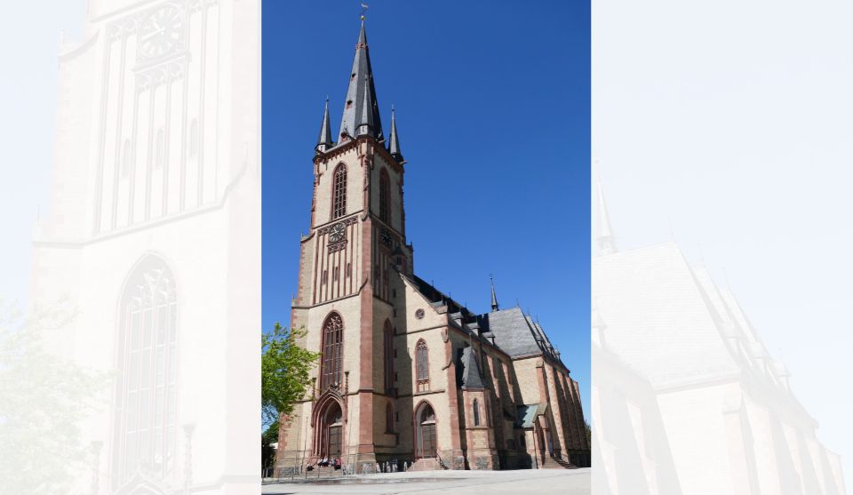 Außenaufnahme der Apostelkirche bei blauem Himmel. Das historische Kirchengebäude aus hellem und rötlichem Stein besitzt einen hohen, spitzen Kirchturm mit mehreren kleineren Turmspitzen. Das Foto der Kirche steht im Zentrum, seitlich ist es von stark aufgehellten Ausschnitten desselben Motivs eingerahmt.