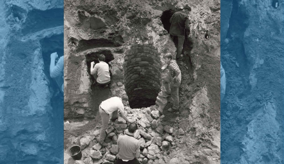 schwarz weiß Foto wie Männer einen Brunnen ausgraben