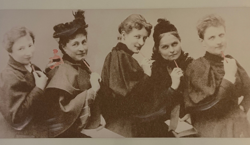 nita Augspurg, Marie Stritt, Lily von Gizycki, Minna Cauer, Sophie Goudstikker: fünf Mitglieder des „Vereins für Frauenstimmrecht“ 