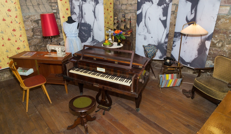 Wohnzimmer der 50er Jahre im Untergeschoss des Viernheimer Museums.