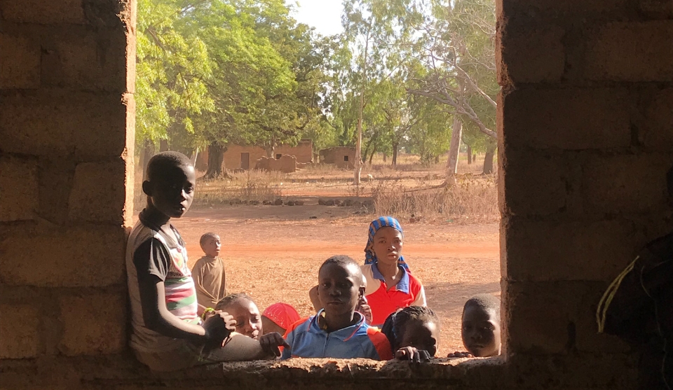 "SCHAU! – FENSTER NACH BURKINA“ - Die Ausstellung zeigt die kleinen Geschichten um die Schulprojekte und Begegnungen hinter dem Engagement des Vereins Yaa Soma auf. (Foto: Ein Fenster mit Blick auf einen Schulhof in Burkina Faso)