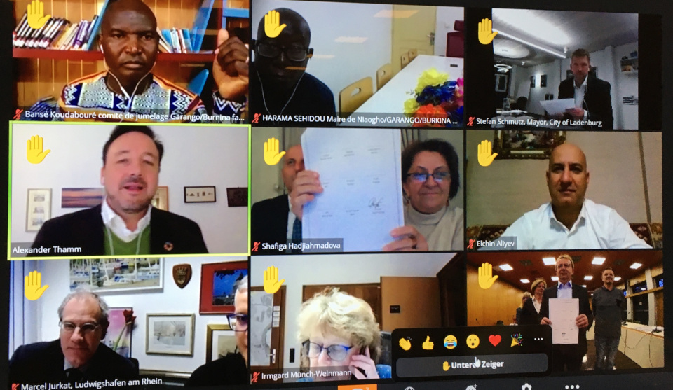 9 Teilnehmenden in einer Videokonferenz an den Bildschirmen