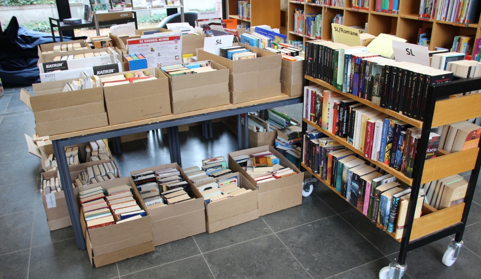 Zahlreiche Bücher und Medien die aktuell beim Flohmarkt der Stadtbibliothek verkauft werden. 