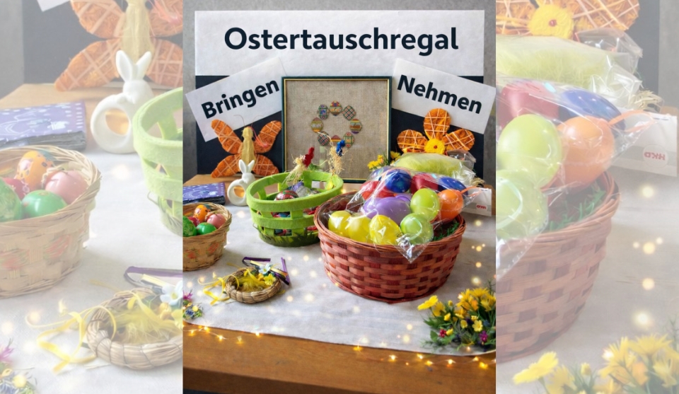 Bunte Ostereier und frühlingshafte Dekoration auf einem Tisch