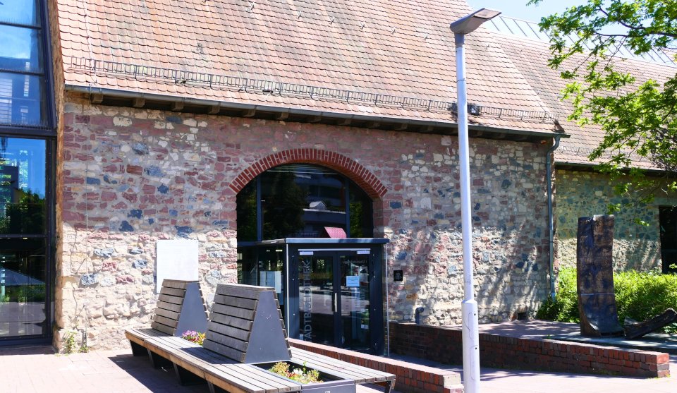 Backsteingebäude mit Bankelement, das zum Verweilen einlädt