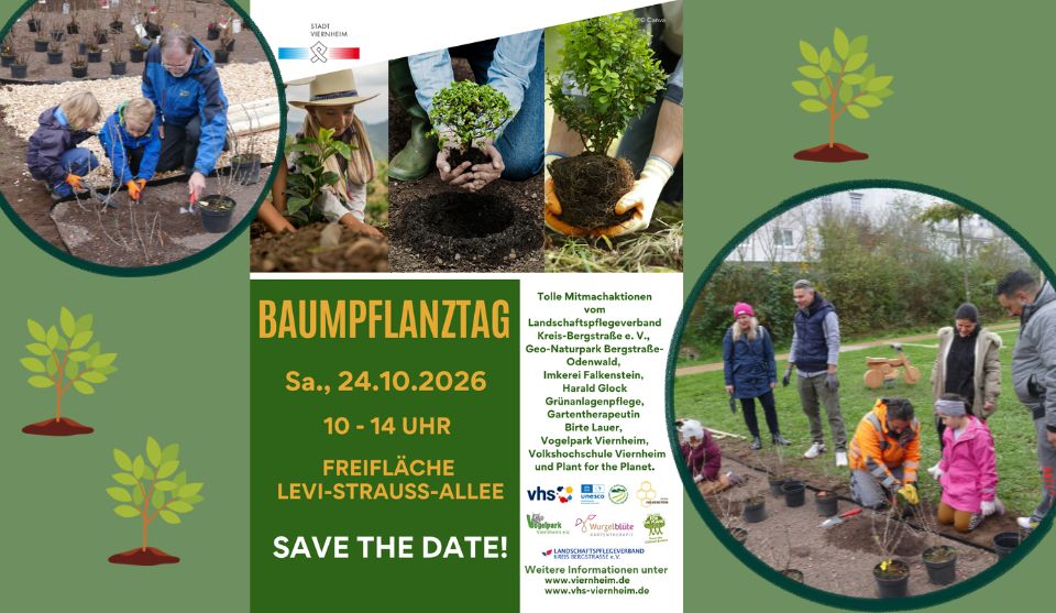 Veranstaltungsplakat der Stadt Viernheim zum Baumpflanztag am Samstag, 24. Oktober 2026, von 10 bis 14 Uhr auf der Freifläche an der Levi-Strauss-Allee. Mehrere Fotos zeigen Erwachsene und Kinder beim Pflanzen von Bäumen und Sträuchern. Auf grünem Hintergrund sind stilisierte Bäume abgebildet. Verschiedene Vereine und Organisationen beteiligen sich an der Pflanzaktion.