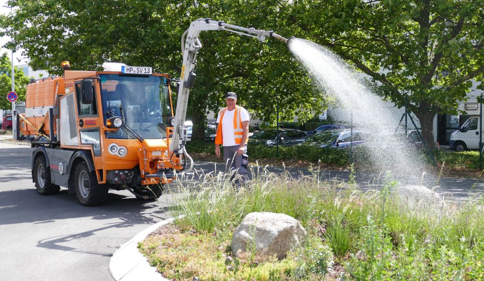 Manfred Busalt vom Stadtbetrieb mit dem Multicar beim Bewässern der Verkehrsinsel in der Alexander-Fleming-Straße 