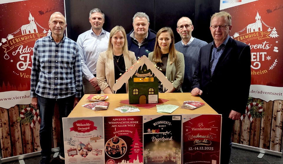 Präsentieren gemeinsam das vielfältige Programm der Lebendigen Adventszeit mit über 45 Veranstaltungen (v. r.): Bürgermeister Matthias Baaß, Claus Bunte, Beata Kielar, Michael Haas (Vogelpark), Miriam Prenz (Projektleiterin Kultur- und Sportamt), Amtsleiter Jan Krasko und Jürgen Gutperle (Förderverein St. Aposteln e.V.)
