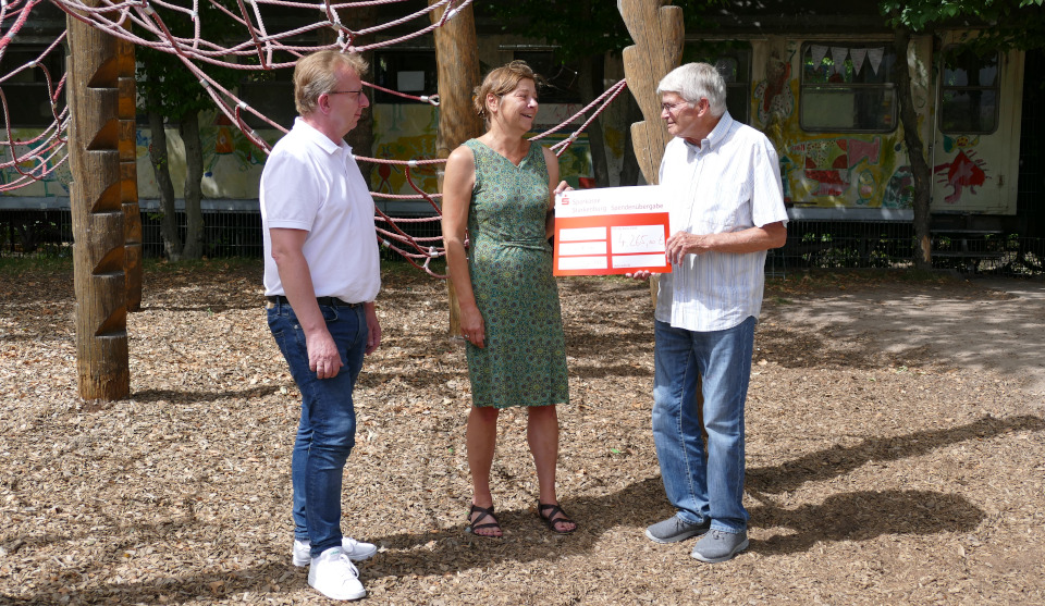 Norbert Hofmann mit Bürgermeister Matthias Baaß und Sabine Ruth