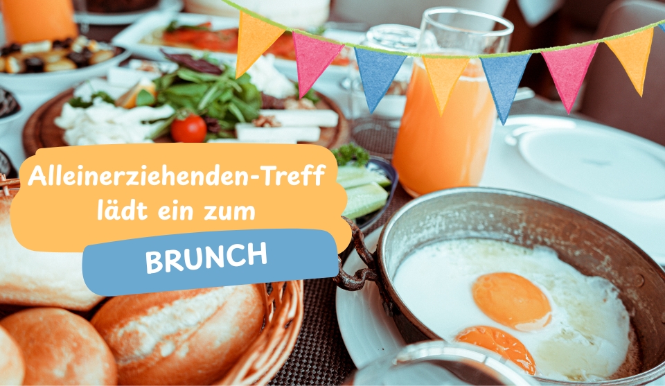 Zu sehen ist ein bunt gedeckter Frühstückstisch mit Spiegeleiern, Brötchen, Fruchtsaft und Gemüseschnitzen. Oben rechts hängt eine bunte Girlande. Mittig befindet sich der Schriftzug Alleinerziehenden-Treff lädt ein zum Brunch