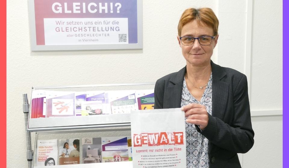 Gleichstellungsbeauftragte Maria Lauxen-Ulbrich mit einer der Tüten aus dem Text.