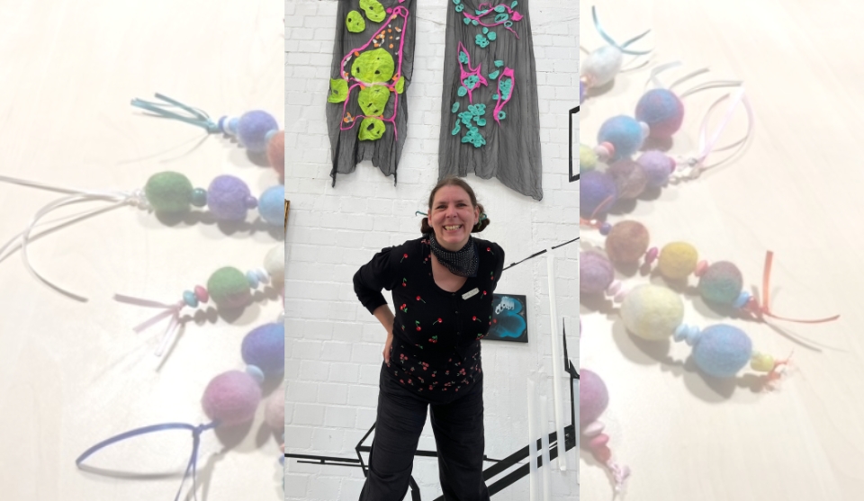 Steph Selke mit Filmschlüsselanhängern im Hintergrund