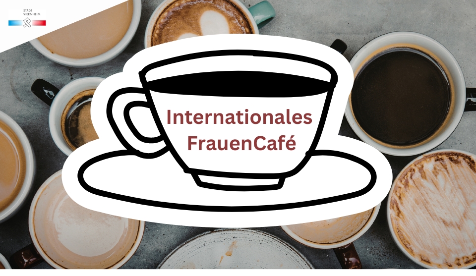 Zu sehen sind unterschiedliche Kaffeetassen von oben, darüber eine schematische Kaffeetasse mit dem Schriftzug Internationales FrauenCafé.
