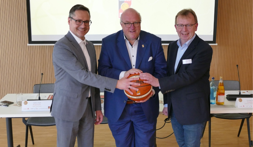 Am 24. April war die offizielle Bekanntgabe für das nächste AST. Jetzt freuen sich Sportbürgermeister Ralf Eisenhauer (v. l.), DBB-Präsident Ingo Weiss sowie Bürgermeister Matthias Baaß umso mehr auf das Turnier.