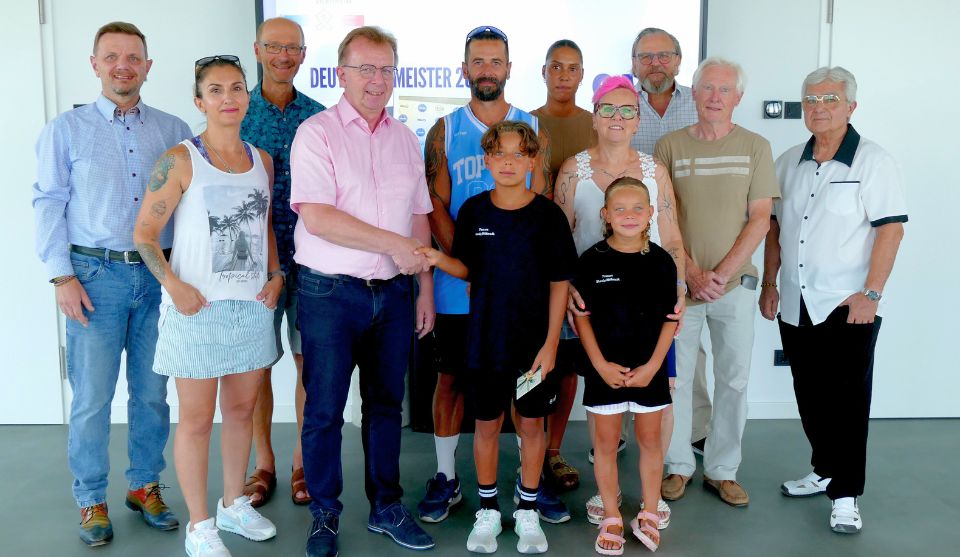 Meisterschaftstitel (v. l.) Alfred Schmidt, Danny Dechant, Peter Lichtenthäler, Bürgermeister Matthias Baaß, Sascha Lang, Sam Edinger, Manuela Edinger, Manuela Kohr, Ella Edinger, Andreas Bartelt, Manfred Winkenbach, Hayrettin Vanli.