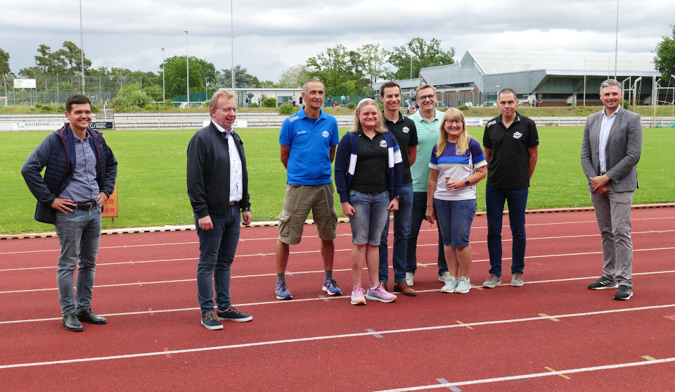 Viele Gratulanten kamen zur Ehrung von Lena Dieter (4. von links) ins Waldstadion. © Stadt Viernheim