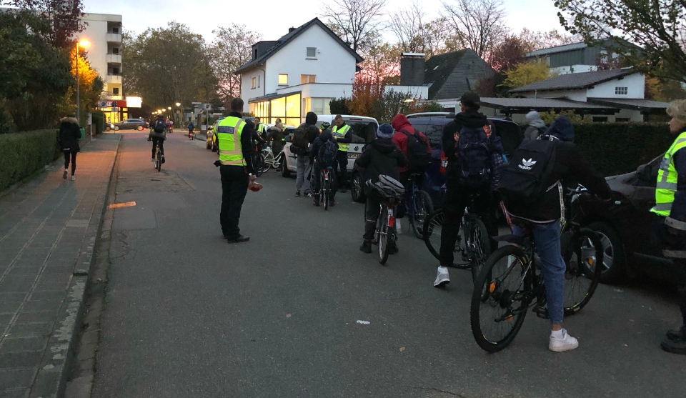 Fahrradfahrende werden von der Stadtpolizei im dunkeln kontrolliert. 