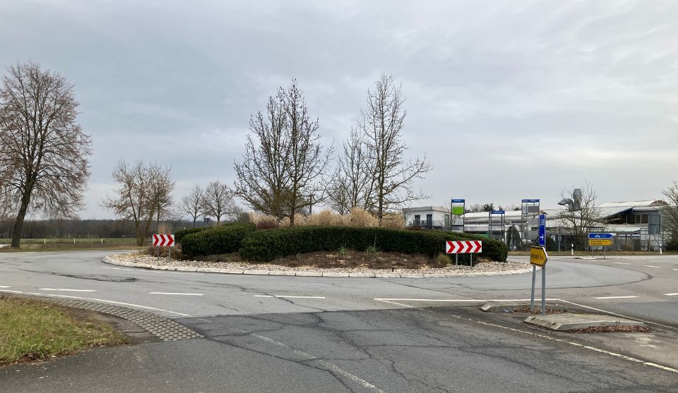 Zu sehen ist der Kreisverkehrsplatz bei Lampertheim/Hüttenfeld. Bei Aufnahme des Fotos waren keine Fahrzeuge zu sehen.