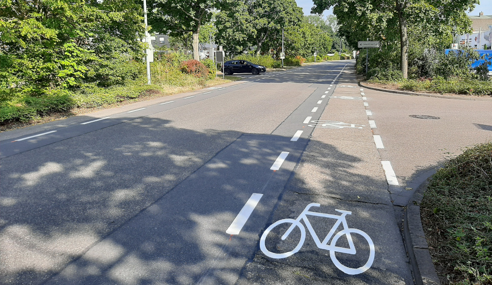 Der neue beidseitige Radfahr-Schutzstreifen inklusive Piktogrammkette in der Lorscher Straße, Höhe Einmündung Werkstraße bis Einmündung Stadionstraße.