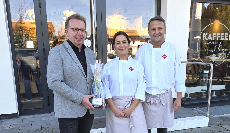 Bürgermeister Matthias Baaß (v. l.) gratuliert dem Partner-Ehepaar Ramize und Alban Zaskoku.