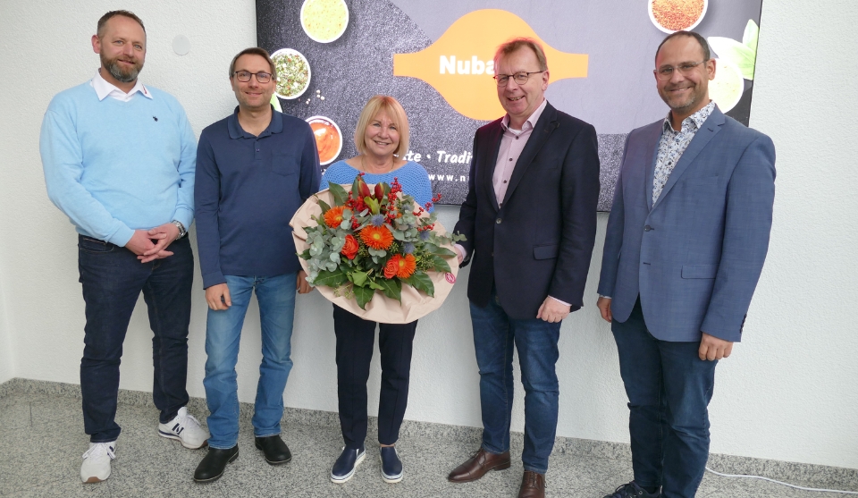 Bürgermeister Matthias Baaß und Wirtschaftsförderer Alexander Schwarz gratulieren Michael Mohr, Marcus Effler sowie Seniorchefin Renate Effler zum Firmenjubiläum.