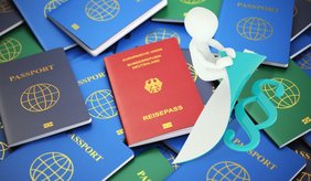 Reisepässe und Figur mit Paragraphzeichen