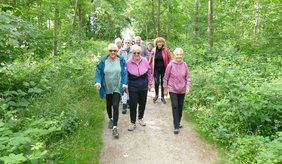Ältere Frauen laufen im Wald
