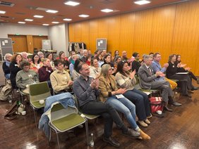 Zuschauer auf Stühlen