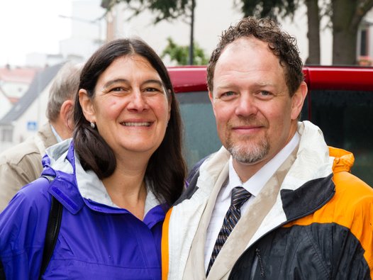 Henrys Sohn Mark kam mit seiner Frau Tara zur Verlegung. Henrys Sohn Mark kam mit seiner Frau Tara zur Verlegung.