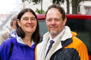 Verlegung 2013 Tara und Mark Weissmann kamen aus den USA zur Verlegung Verlegung 2013 Tara und Mark Weissmann kamen aus den USA zur Verlegung