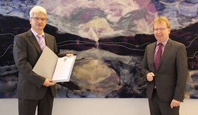 Der neue Standesbeamte Rudolf Haas (l.) erhält seine Ernennungsurkunde von Bürgermeister Matthias Baaß. © Stadt Viernheim Der neue Standesbeamte Rudolf Haas (l.) erhält seine Ernennungsurkunde von Bürgermeister Matthias Baaß. © Stadt Viernheim