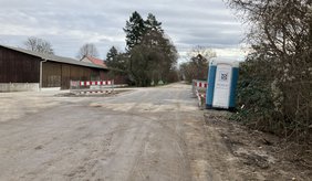 Straße mit geöffneter Absperrung