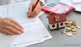 Schriftstück wird mit Hand ausgefüllt