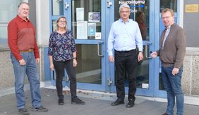 Bürgermeister Matthias Baaß (rechts) wirbt gemeinsam mit den Projektverantwortlichen Gerhard Strahl, Christiane Baus und Rudolf Haas (v. l.), freie Wohnungen direkt an die Stadt als sozialen Wohnraum zu vermieten. ©Stadt Viernheim Bürgermeister Matthias Baaß, Gerhard Strahl, Christiane Baus und Rudolf Haas