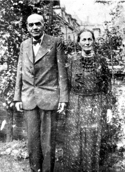 Robert und Karolin Weißmann im Garten, um 1930 Robert und Karolin Weißmann im Garten, um 1930