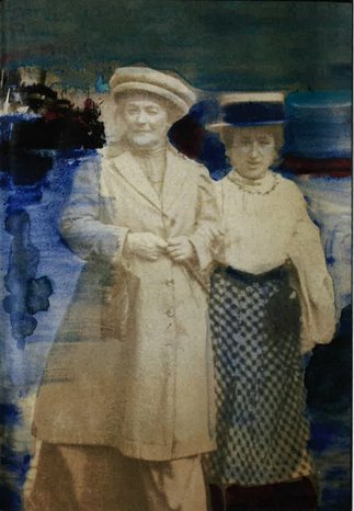 Bild mit zwei Frauen blauer Hintergrund