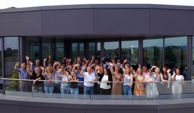 Mitarbeitende der Stadtverwaltung auf dem Balkon des Neuen Rathauses