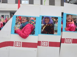 Drei Damen mit Pappkartons Deutsche Bahn